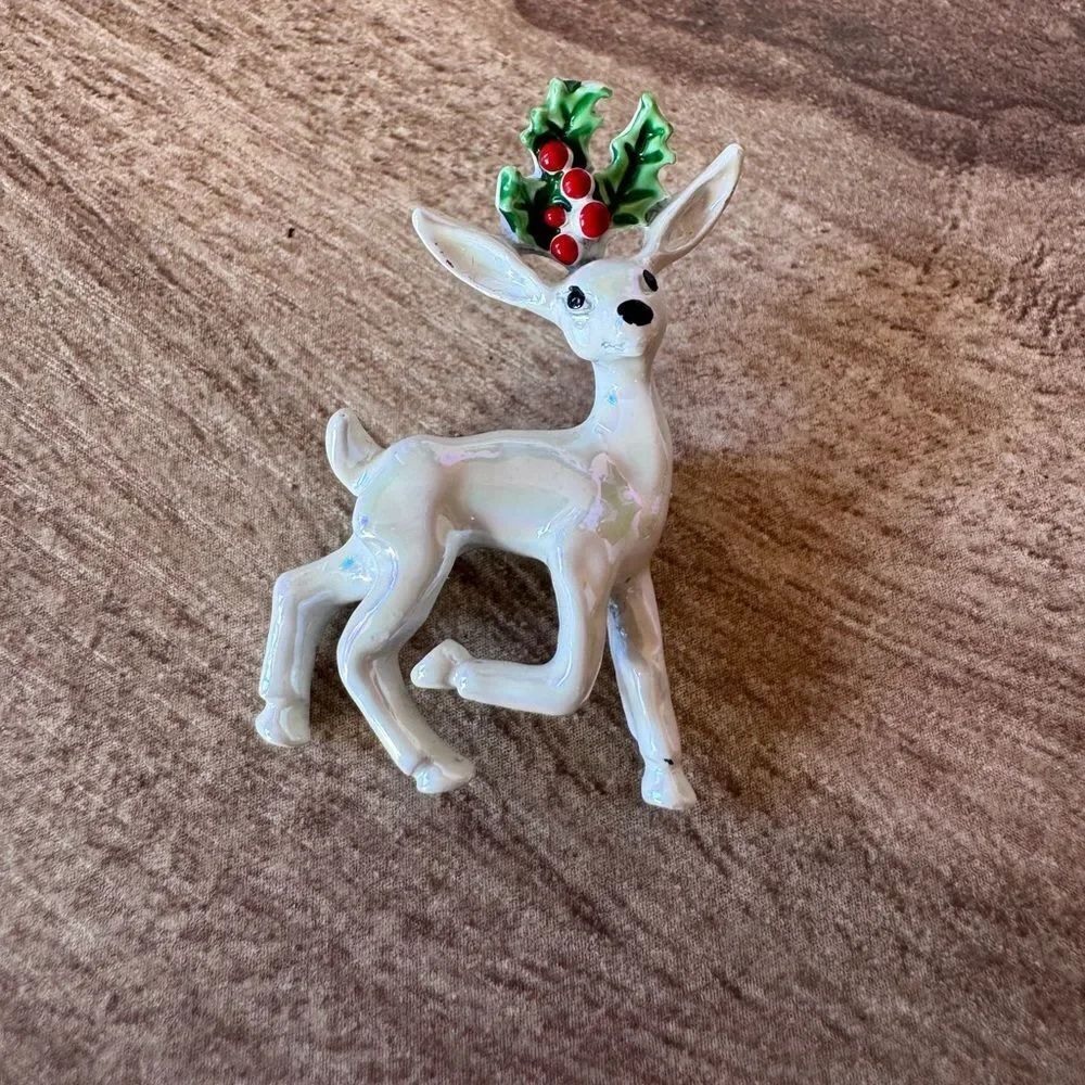 Gerry's White Enamel Christmas Reindeer Brooch w/Mistletoe Vintage Metal